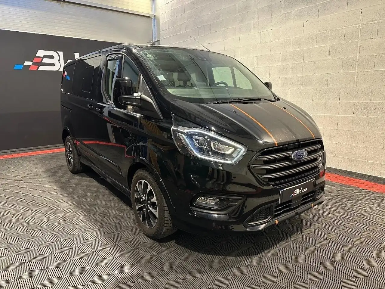 Ford Transit Custom COMBI 320 2.0 ECOBLUE 185 L1H1 COURT PC-TN SPORT — photo 1 of 40