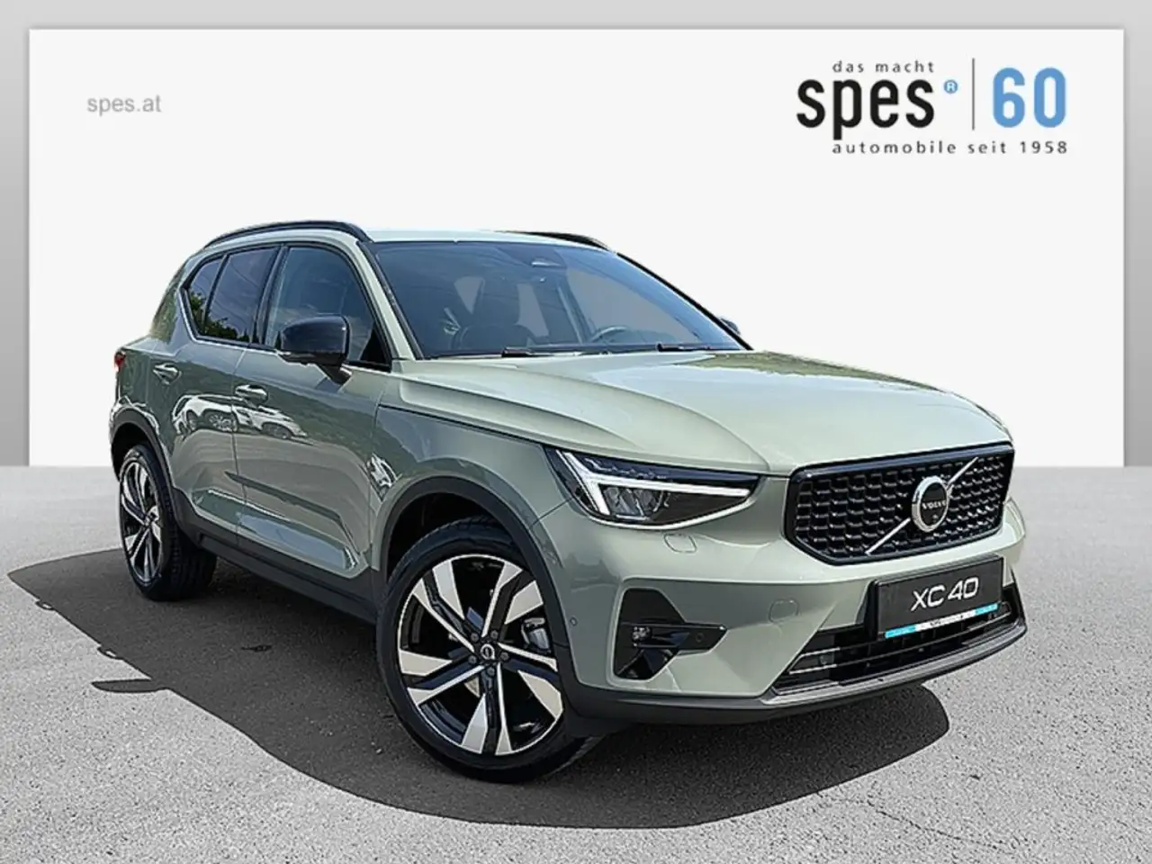 Volvo XC40 B4 AWD Ultimate Dark — photo 1 of 11
