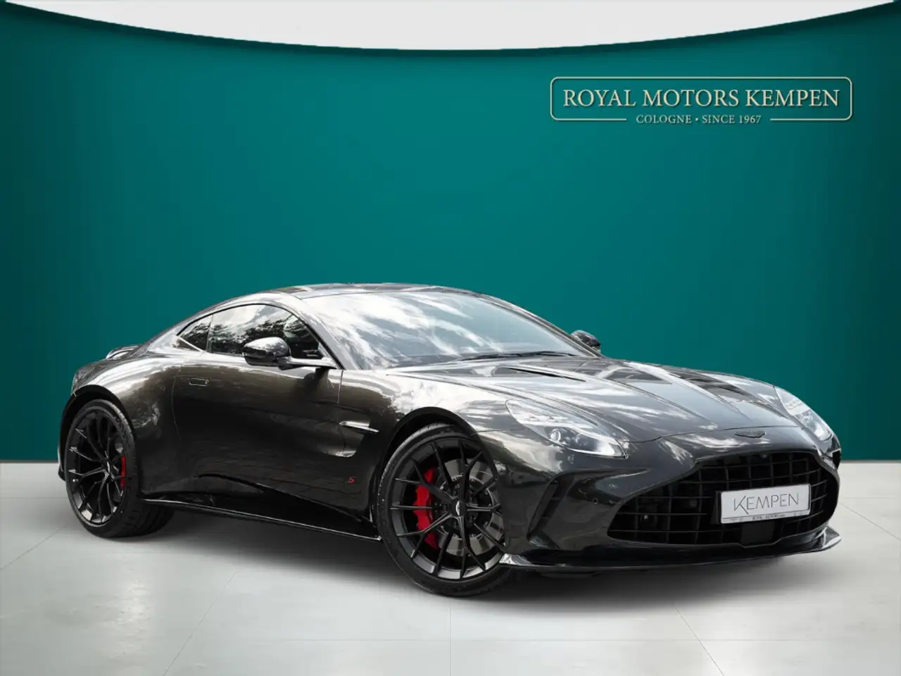 Aston Martin Vantage S Minotaur Green / Onyx Black — photo 1 of 34
