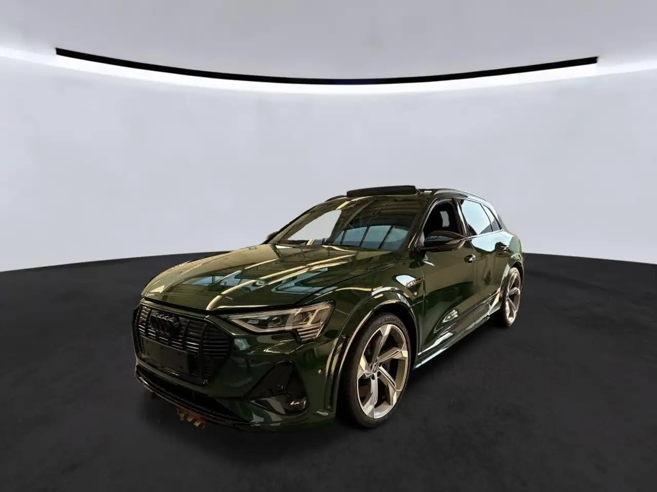 Audi e-tron S BLACK 22Z./DIGI-MTRX/ACC/HuD/PANO/360° — photo 1 of 11