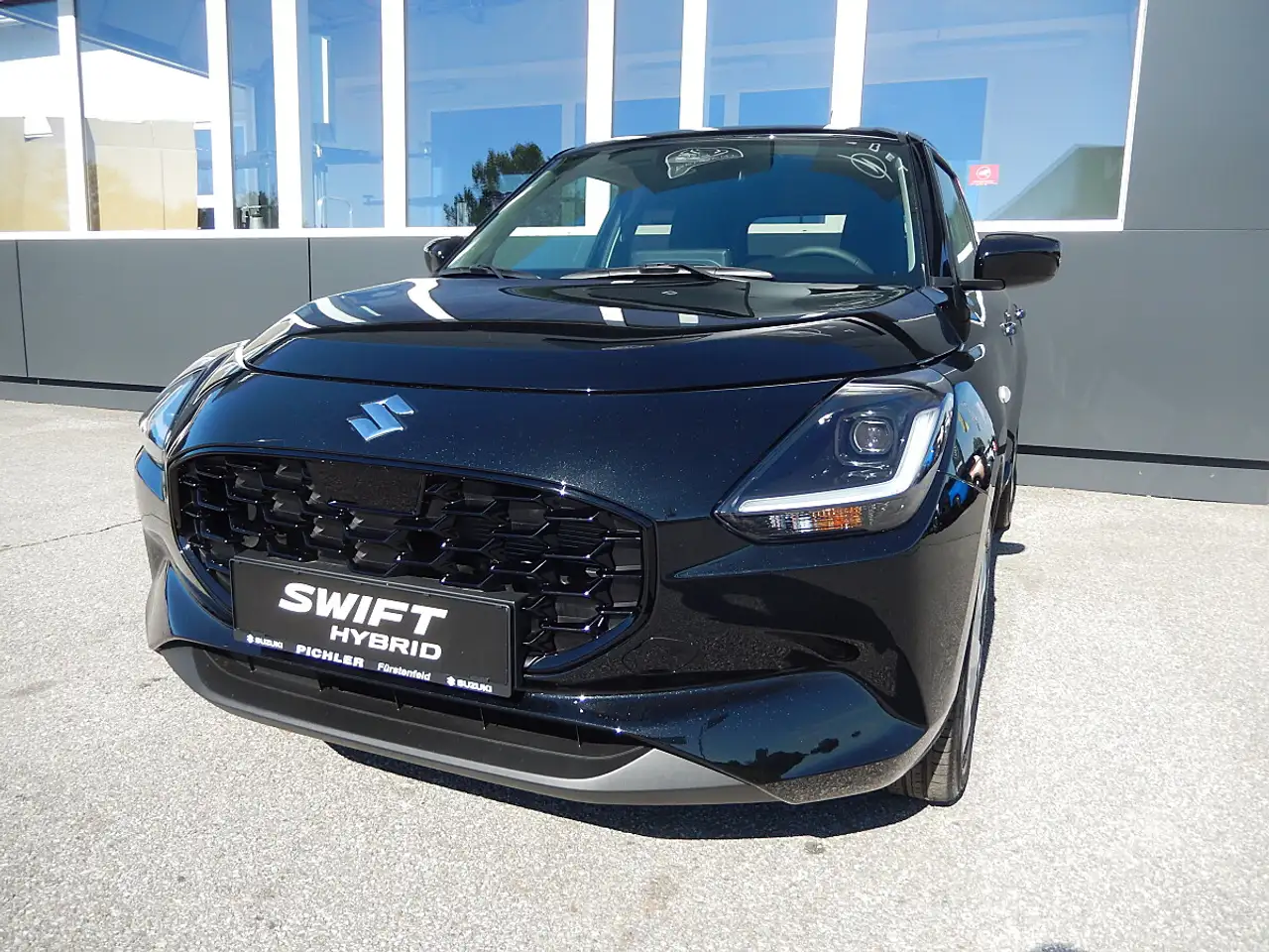Suzuki Swift 1,2 Hybrid Allgrip Shine — photo 1 of 18