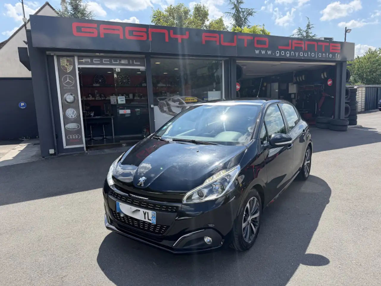 Peugeot 208 1.2 PURETECH 82CH ACTIVE 5P — photo 1 of 19