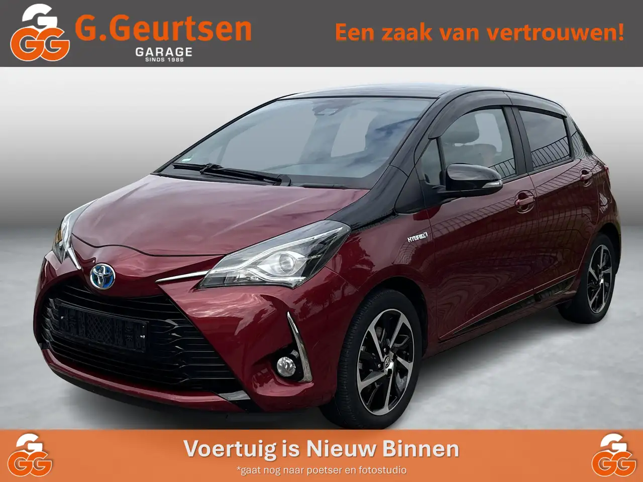 Toyota Yaris 1.5 Hybrid Bi-Tone — photo 1 of 9