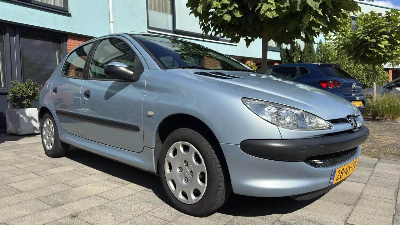 Peugeot 206 1.1 Pop' Art — photo 1 of 11