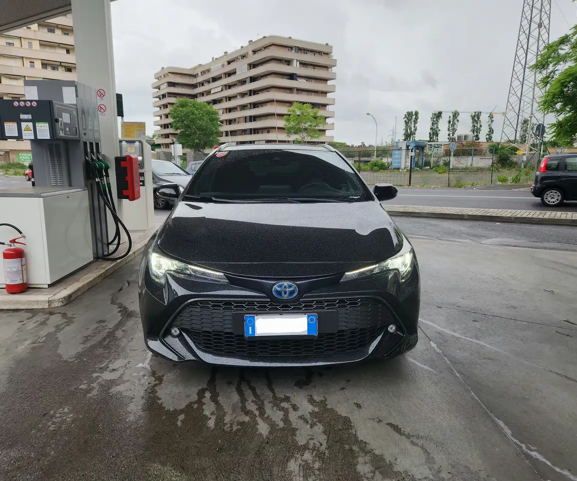 Toyota Corolla Touring Sports 1.8h Business Tech cvt — photo 1 of 4