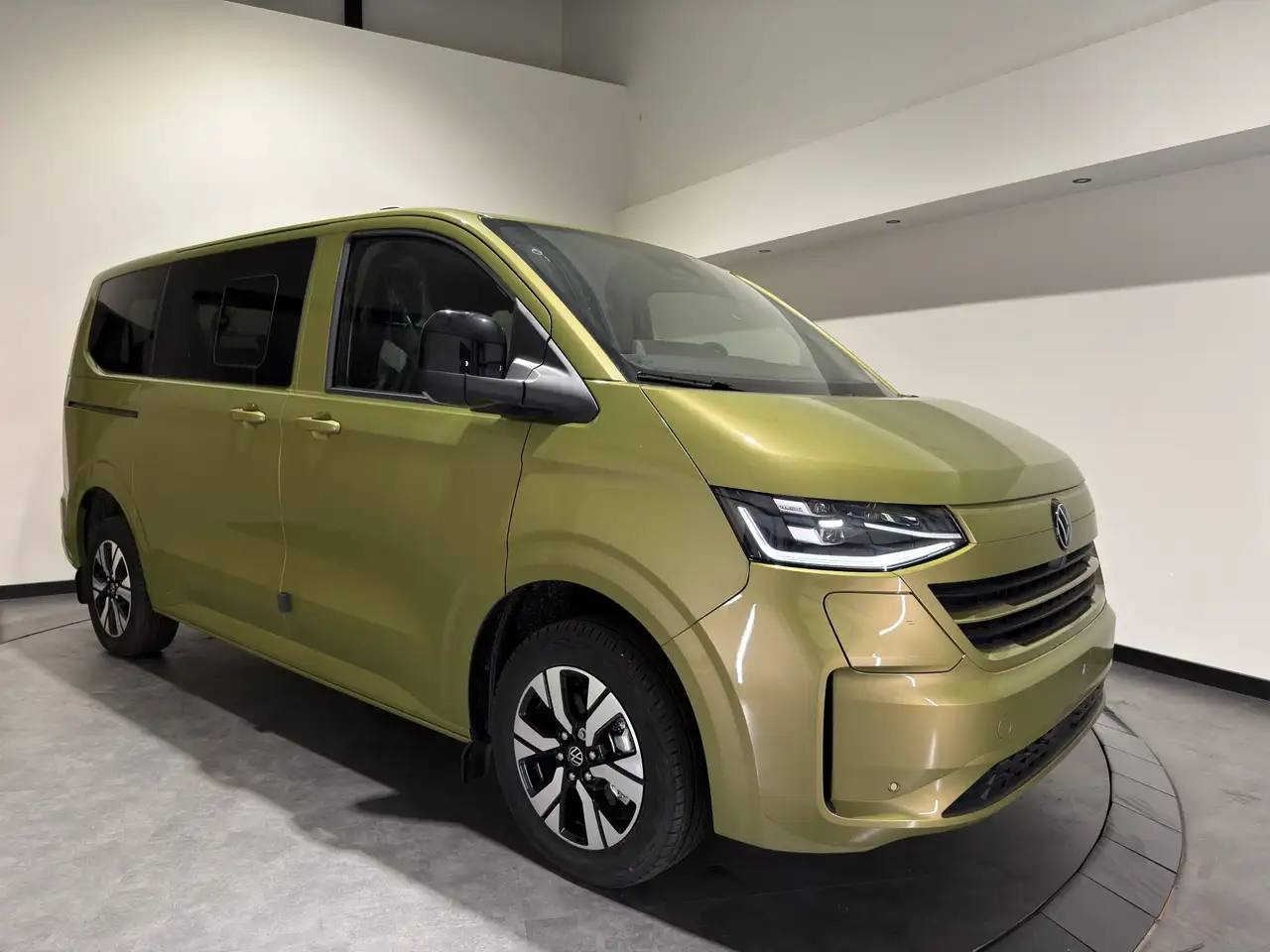 Volkswagen e-Transporter Caravelle 32 L1H1 Life 64 kWh € — photo 1 of 40