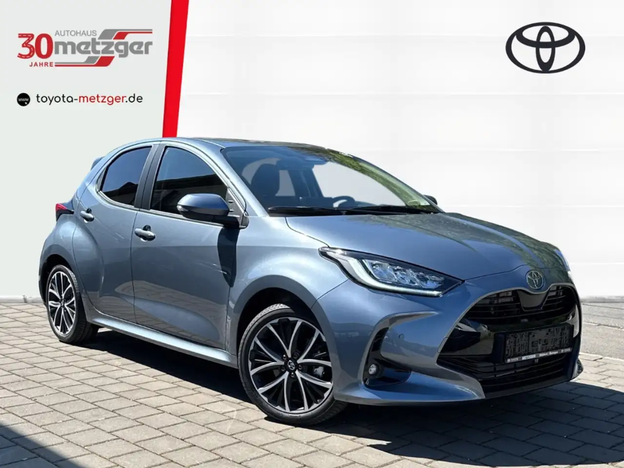 Toyota Yaris 1.5 Hybrid Teamplayer +Technik-Paket +Einparksenso — photo 1 of 15