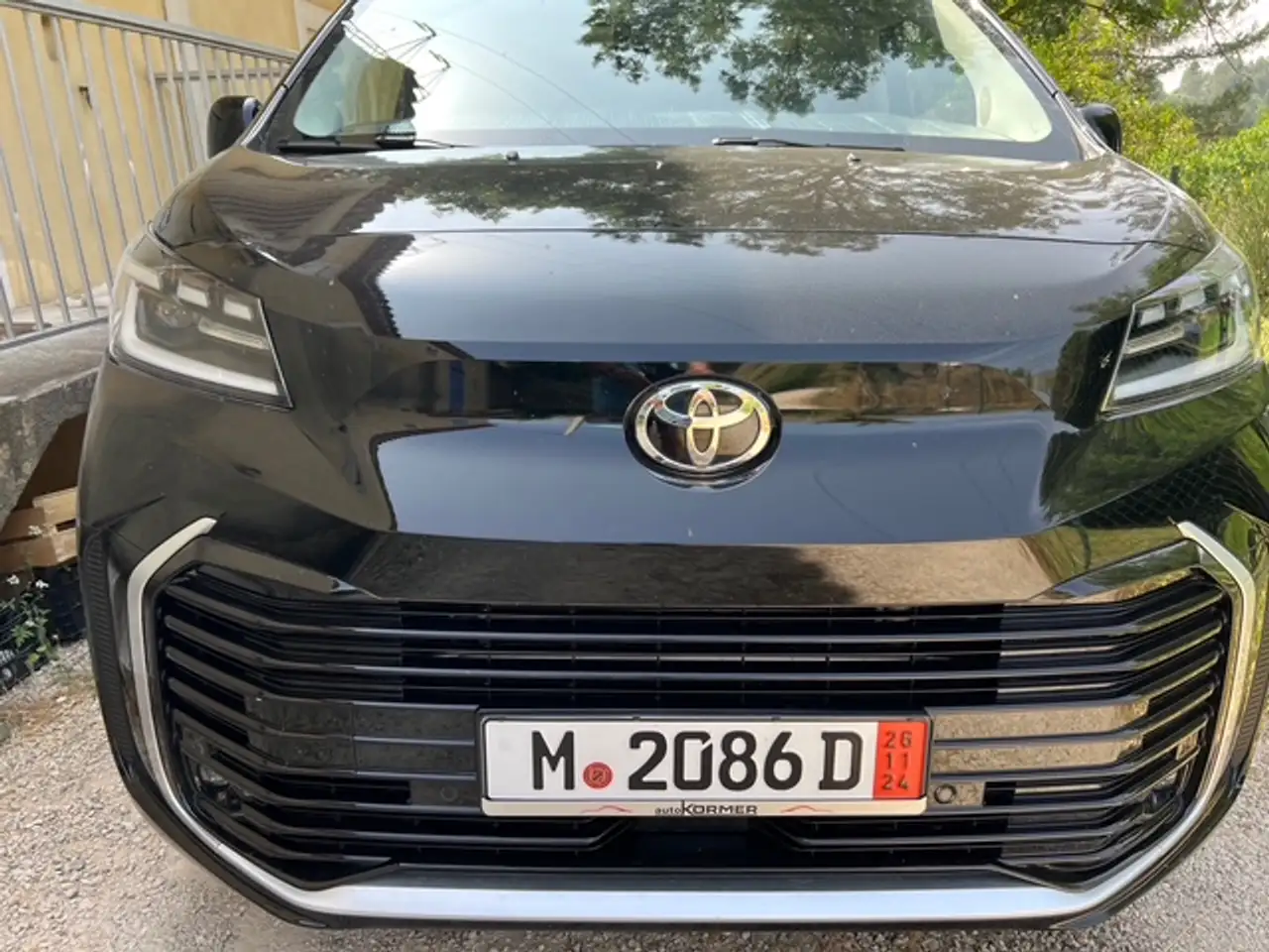 Toyota Proace Proace Verso Medium 2.0L 180 D-4D BVA8 Lounge — photo 1 of 15