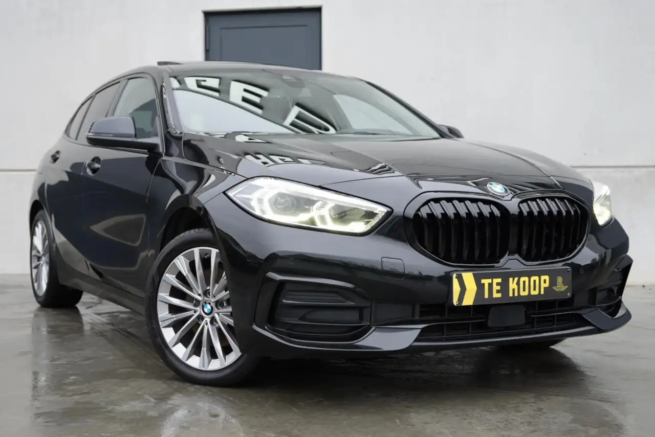 BMW 118 CarPlay | Panoramadak | Leder | Trekhaak | LED | Live Cockpit Pro | Driving Assistant — photo 1 of 40