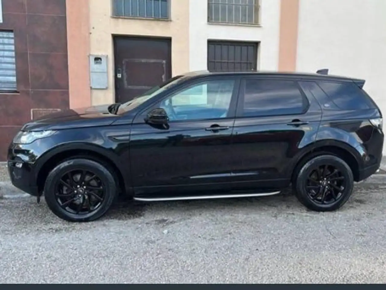 Land Rover Discovery Sport Discovery Sport 2.0TD4 HSE 7pl. 4x4 Aut. 150 HSE — photo 1 of 8