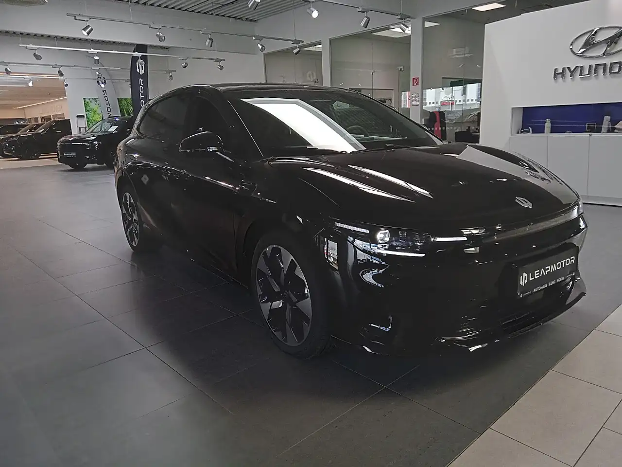 Leapmotor B05 67,1kWh Design Pro Max — photo 1 of 17