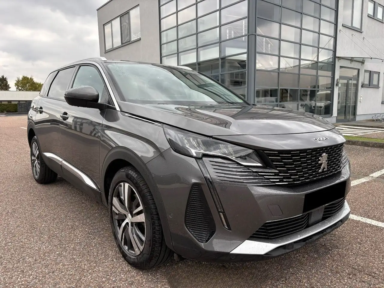 Peugeot 5008 Allure ALU/NAVI/Kam180°/7Sitze — photo 1 of 24