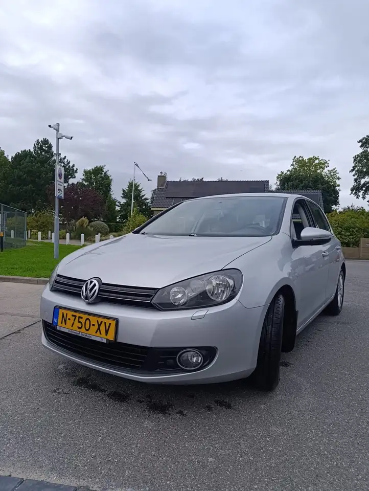 Volkswagen Golf 1.6 Comfortline — photo 1 of 12