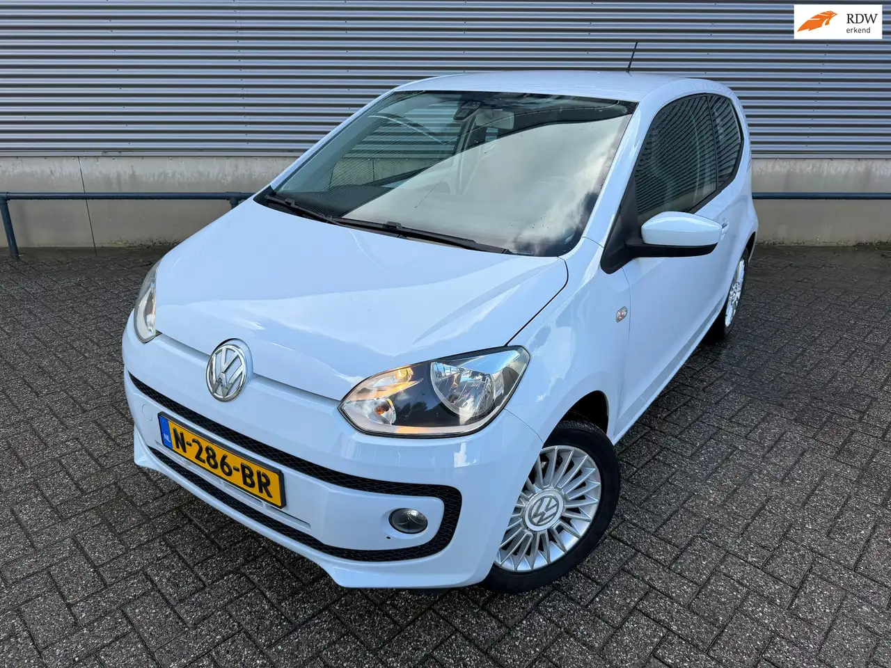 Volkswagen up! 1.0 high up! — photo 1 of 22