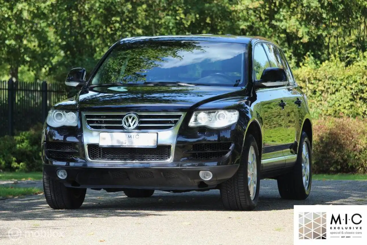 Volkswagen Touareg 4.2 V8 FSI — photo 1 of 40