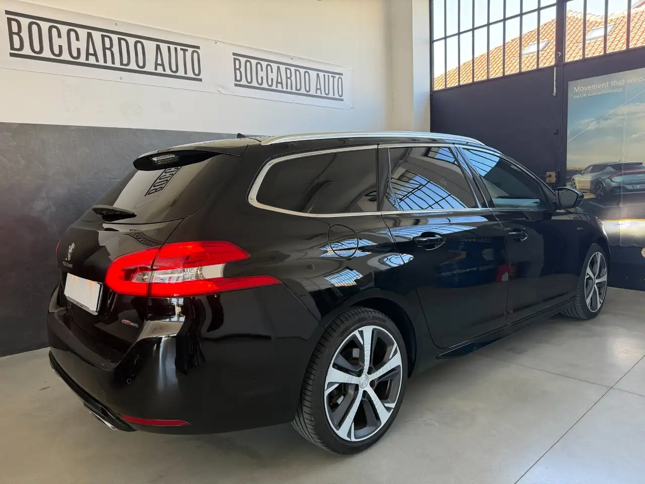 2017 Peugeot 308 308 BlueHDi 120 S&S SW GT Line, photograph 4