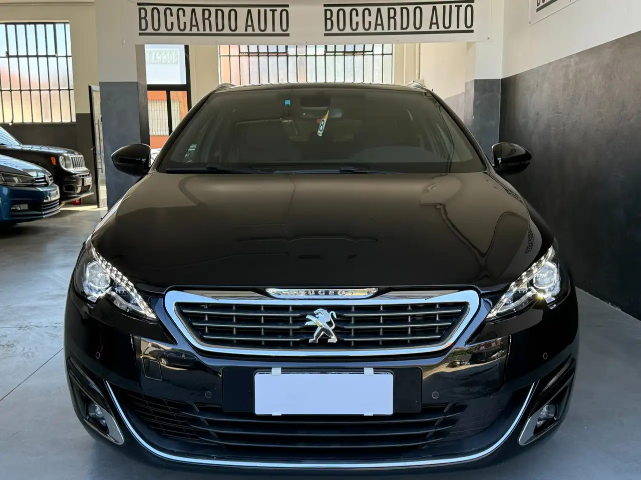 2017 Peugeot 308 308 BlueHDi 120 S&S SW GT Line, photograph 2