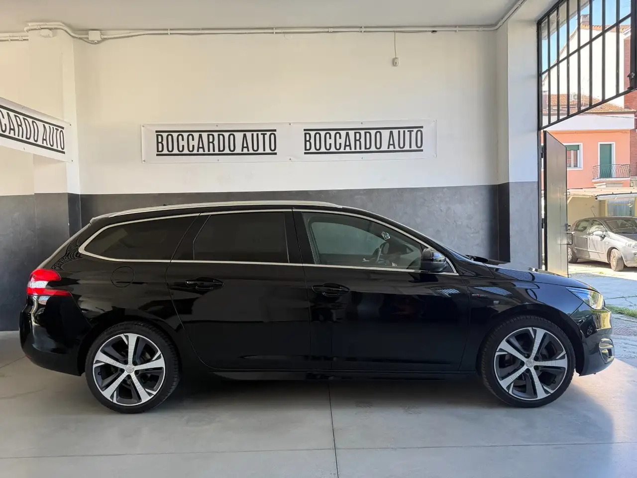 2017 Peugeot 308 308 BlueHDi 120 S&S SW GT Line, photograph 3