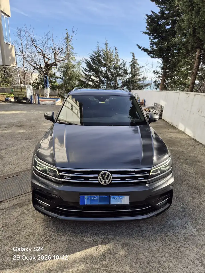Volkswagen Tiguan Highline 4Motion — photo 1 of 15