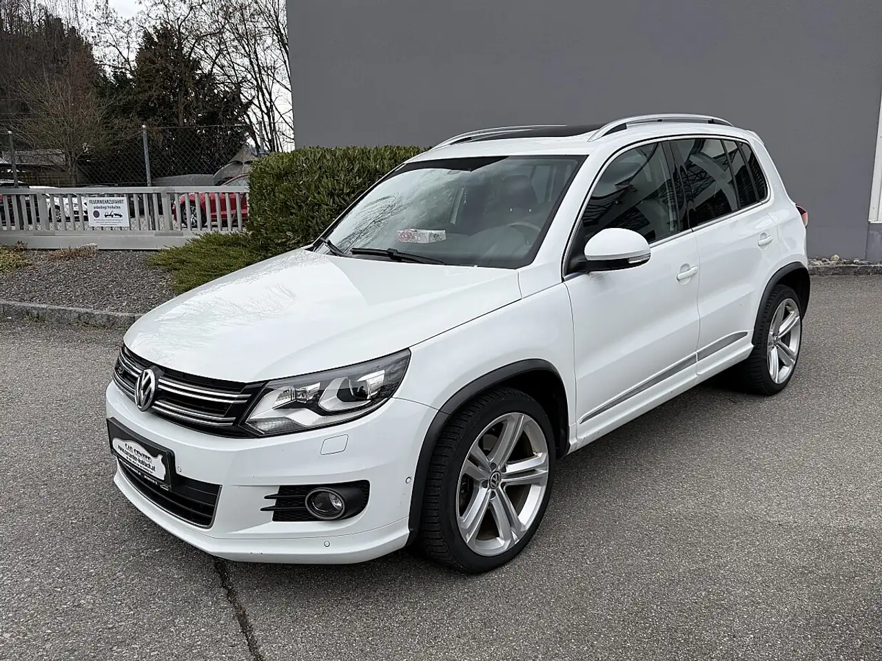 Volkswagen Tiguan 2,0 TDI R-Line SCR 4Motion Sky — photo 1 of 14