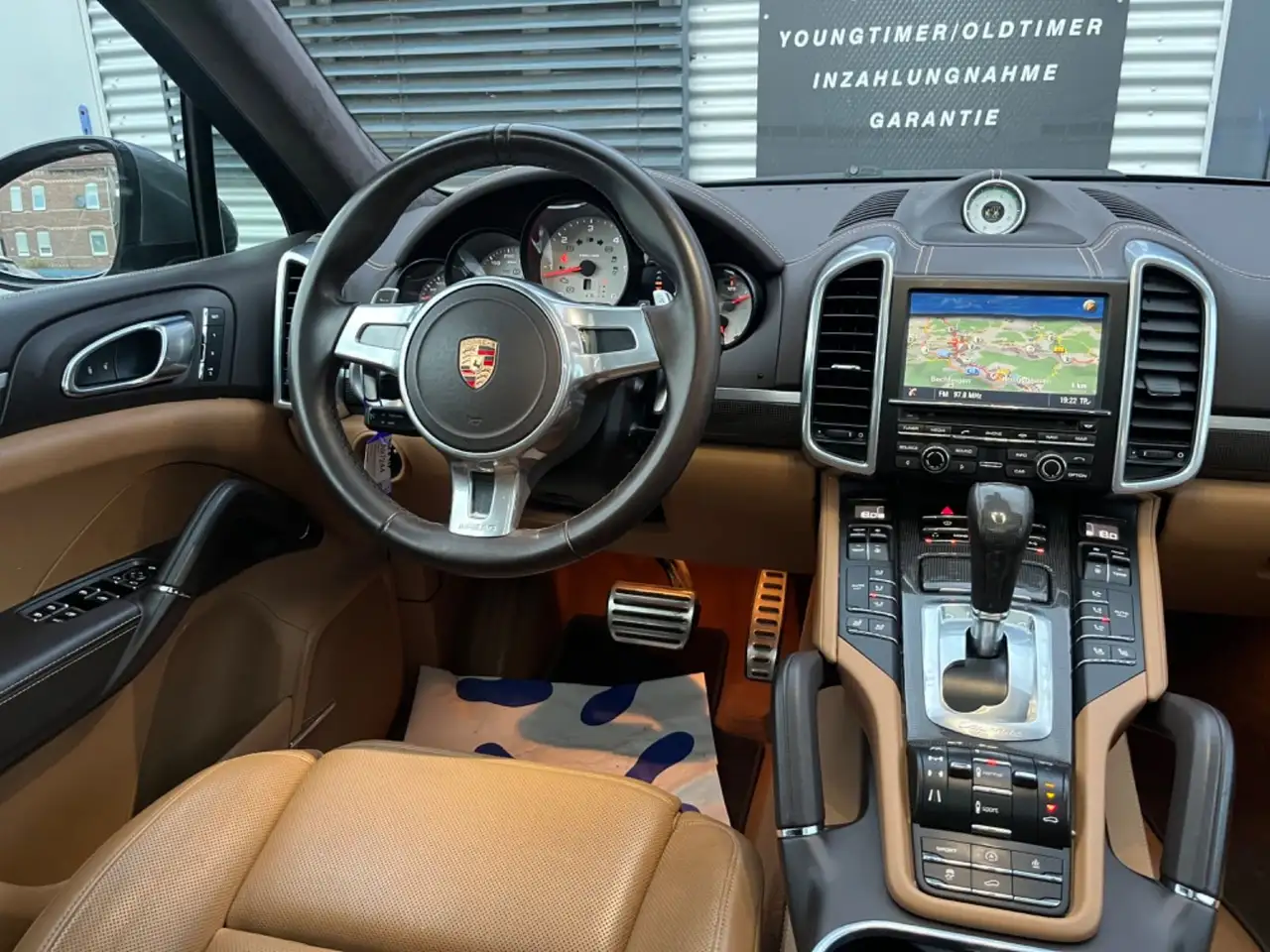 Porsche Cayenne Sport-Design*CHRONO*AHK*PANO*1.HAND*VOLL — photo 1 of 40