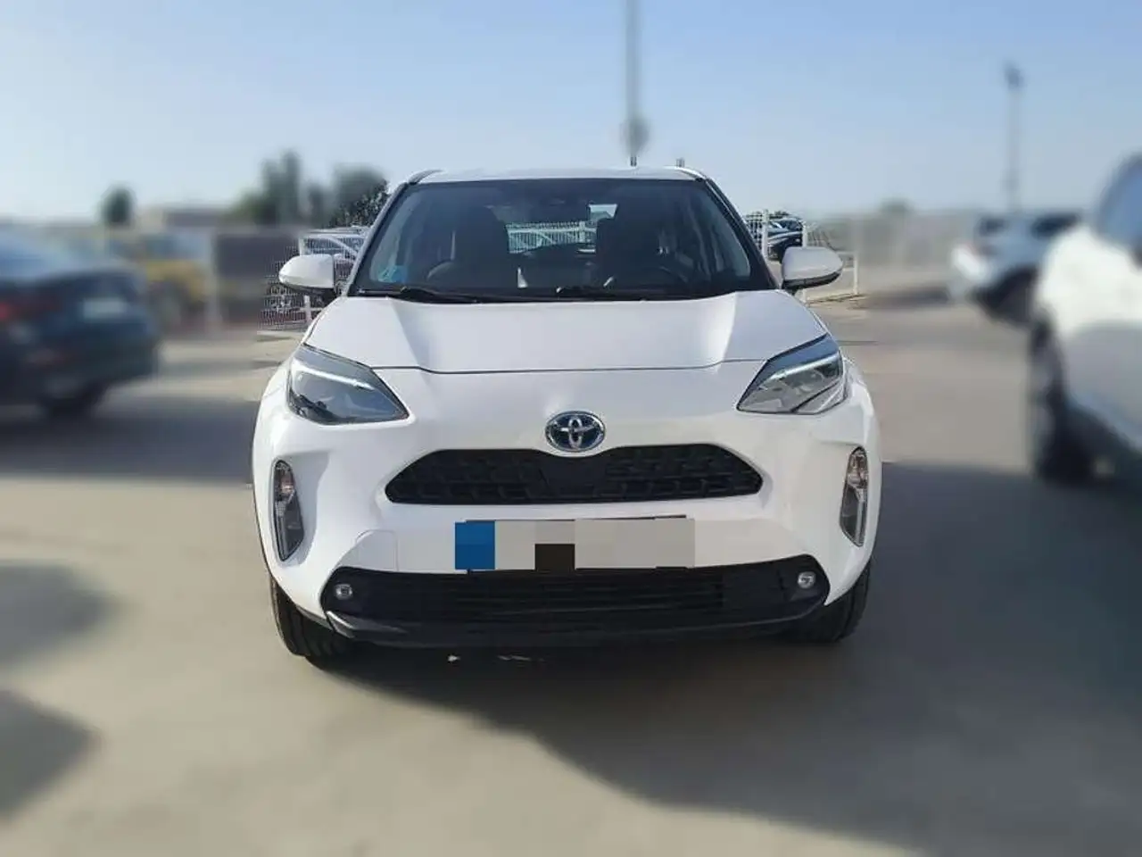 Toyota Yaris 1.5 120H Business Plus — photo 1 of 15