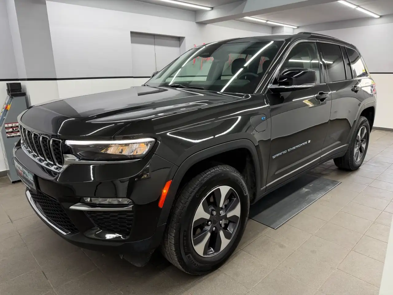 Jeep Grand Cherokee 2.0 Limited 4XE*4xDispl*4xSH*Pano — photo 1 of 15