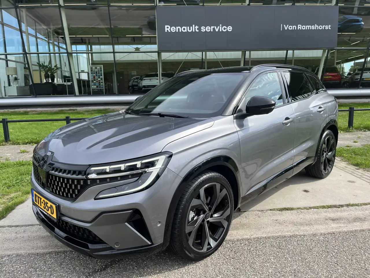 Renault Austral E-Tech full hybrid 200 Iconic Esprit Alpine / Pano — photo 1 of 33