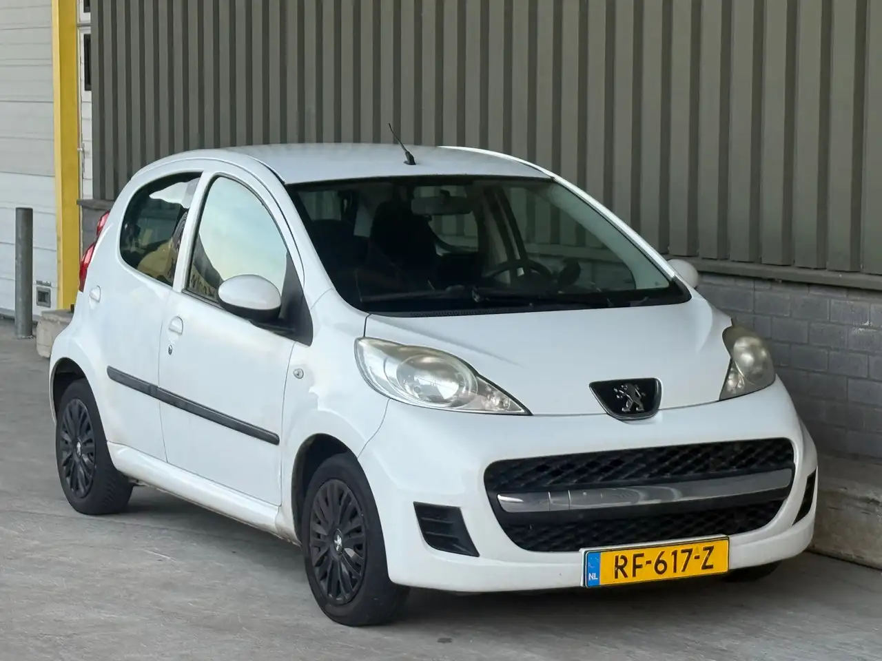 Peugeot 107 1.0-12V XR — photo 1 of 13