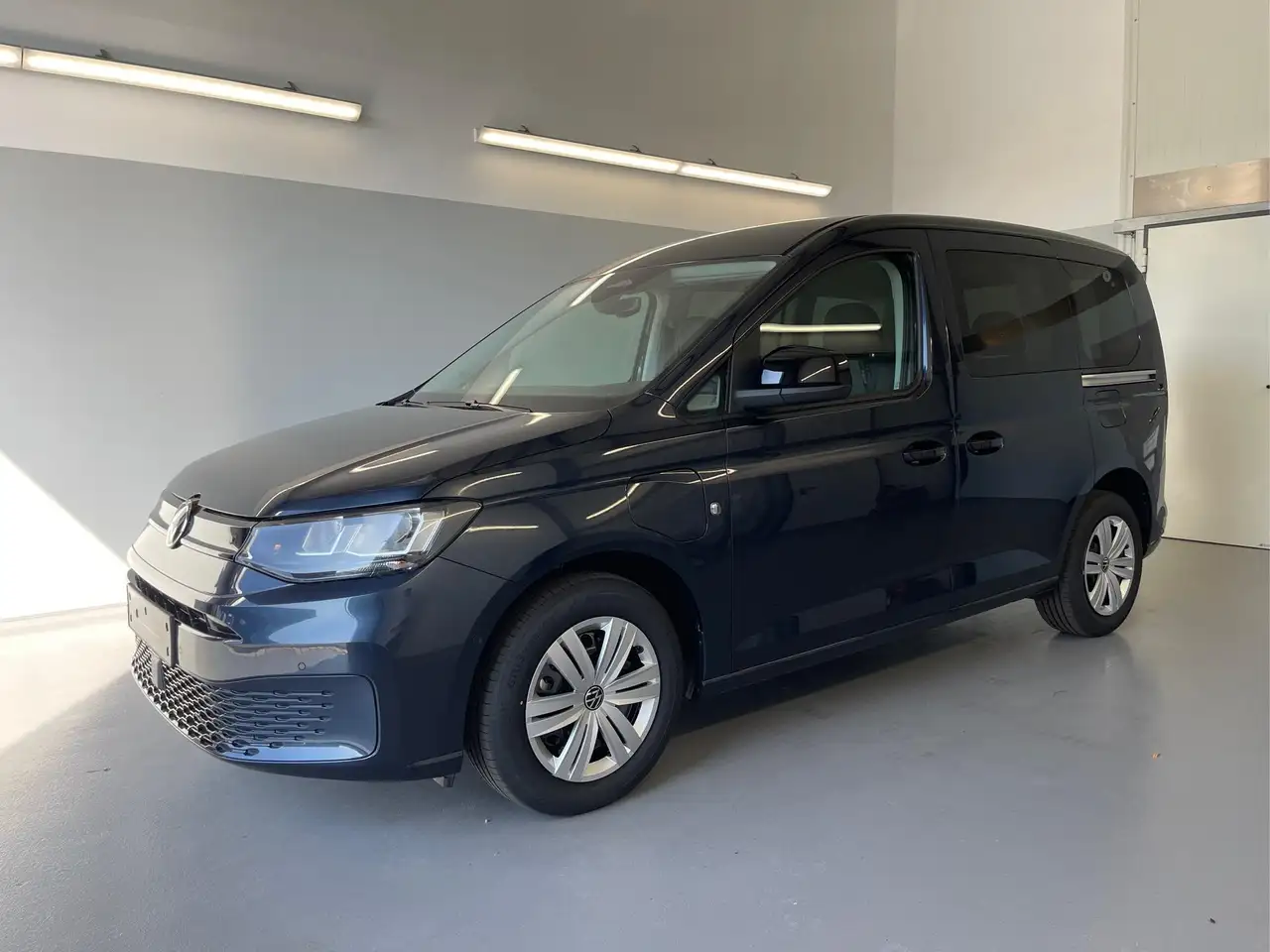 Volkswagen Caddy eHybrid DSG AHK+Climatronic+PDCvohi+Cam+Regense... — photo 1 of 18