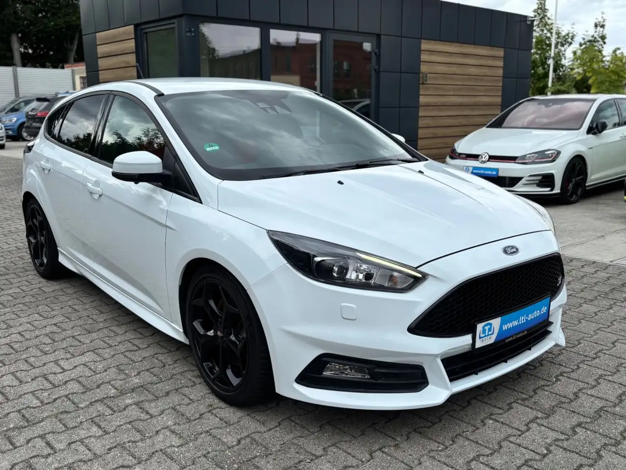 Ford Focus Lim. ST 250PS LED PDC 18Zoll SH Bi-Xenon — photo 1 of 20