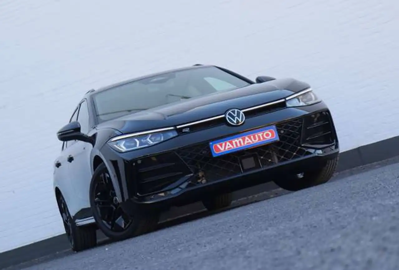 Volkswagen Passat Variant eHybrid 1.5 TSI PHEV R-Line - Pano/FullBlack/Massage/IQ-Light — photo 1 of 15