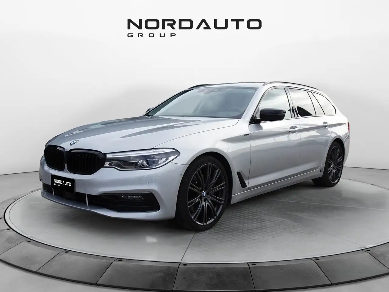 BMW 540 Serie 5(G30/31/F90) 540d xDrive Touring Luxury — photo 1 of 15