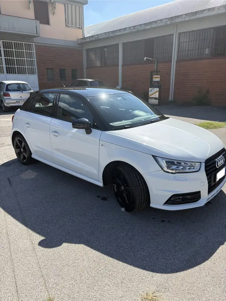 Audi A1 Sportback 1.4 tdi Sport — photo 1 of 8