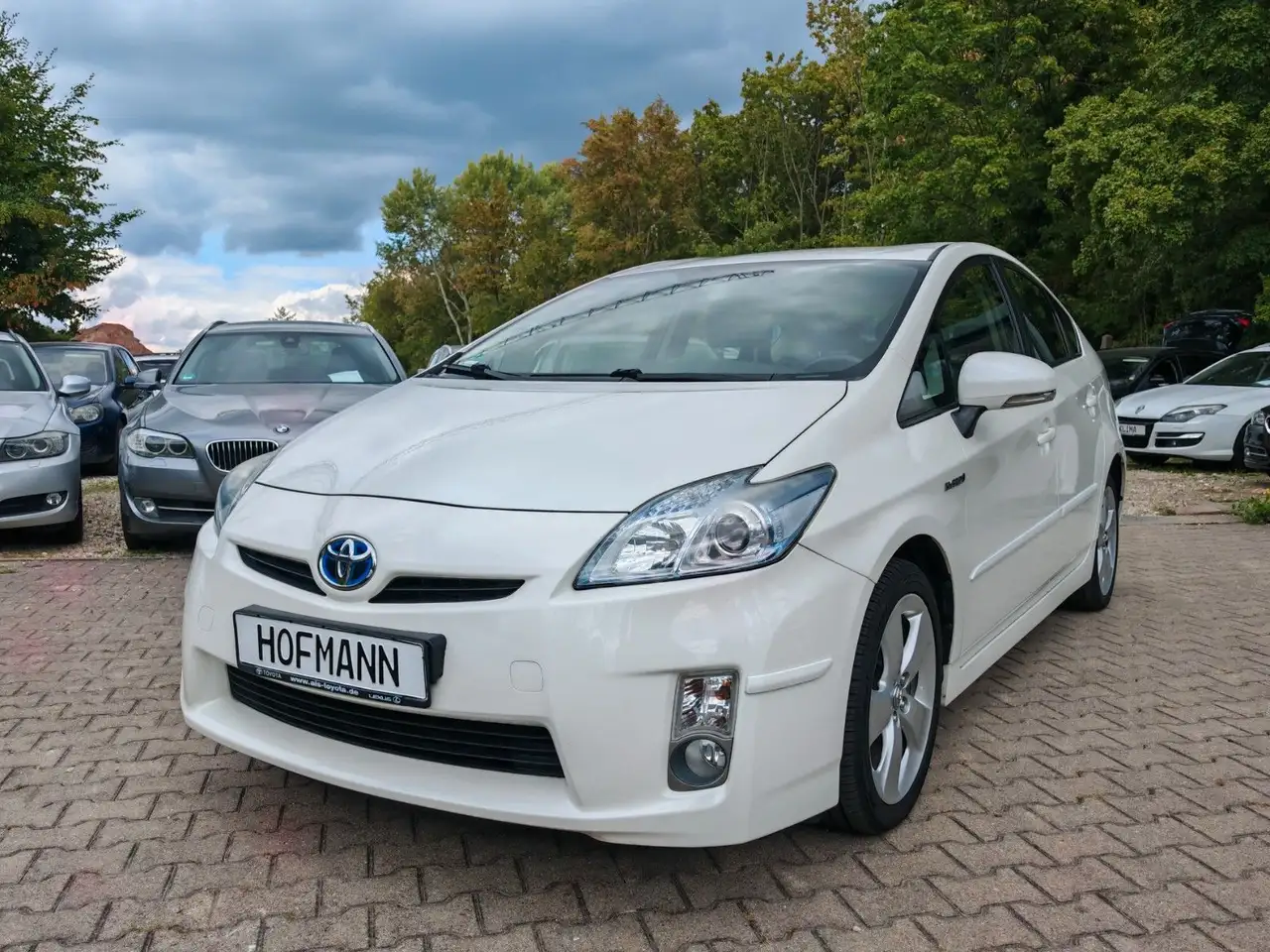 Toyota Prius Life 1.8 Hybrid Automatik 2 Hand Euro 5 — photo 1 of 36