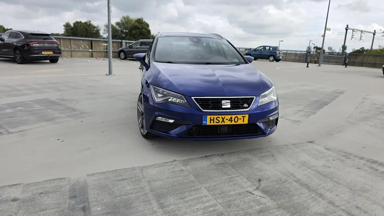 SEAT Leon ST 2.0 TDI DPF DSG FR — photo 1 of 18