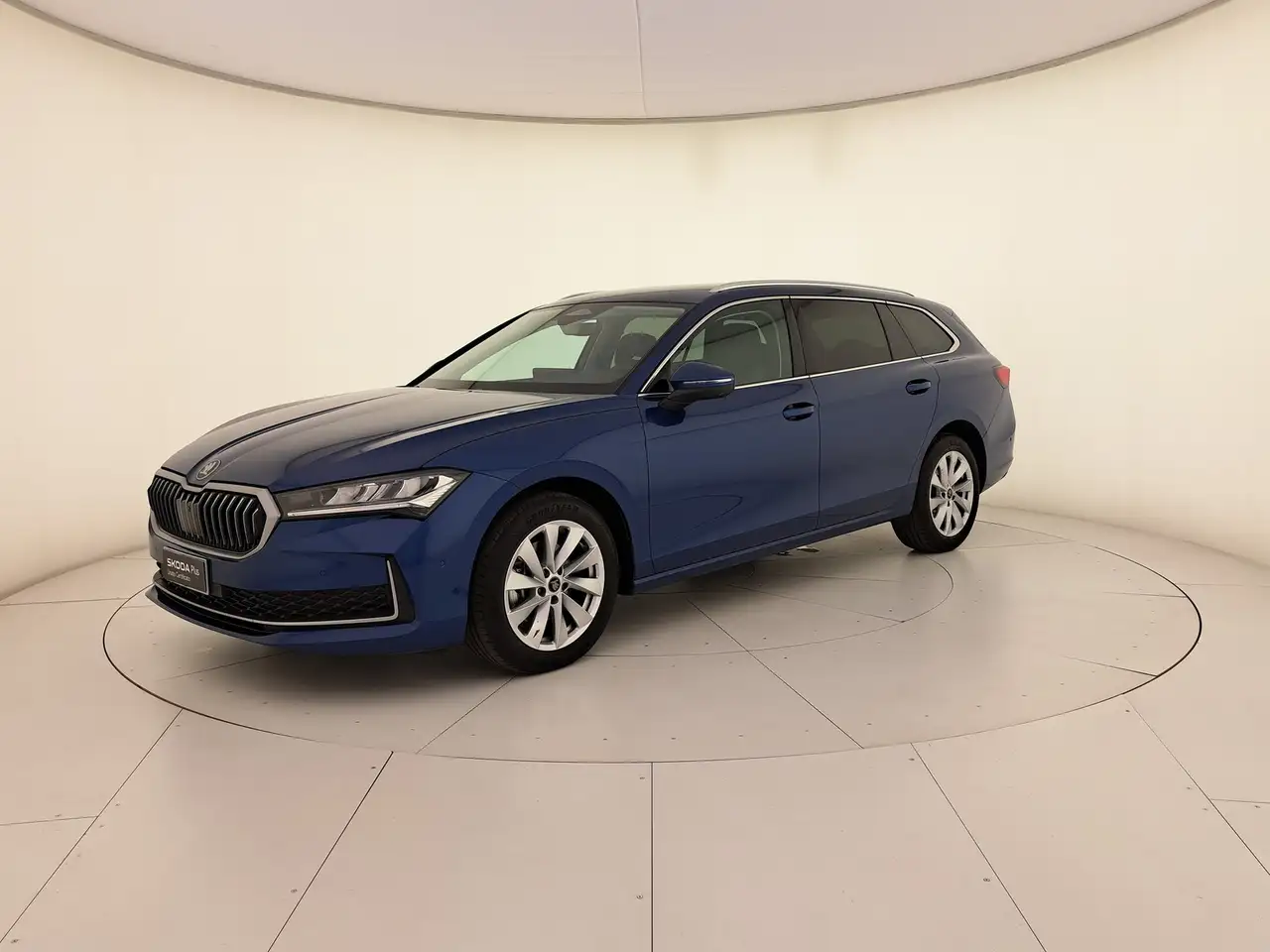 Skoda Superb wagon 2.0 tdi style 150cv dsg — photo 1 of 18