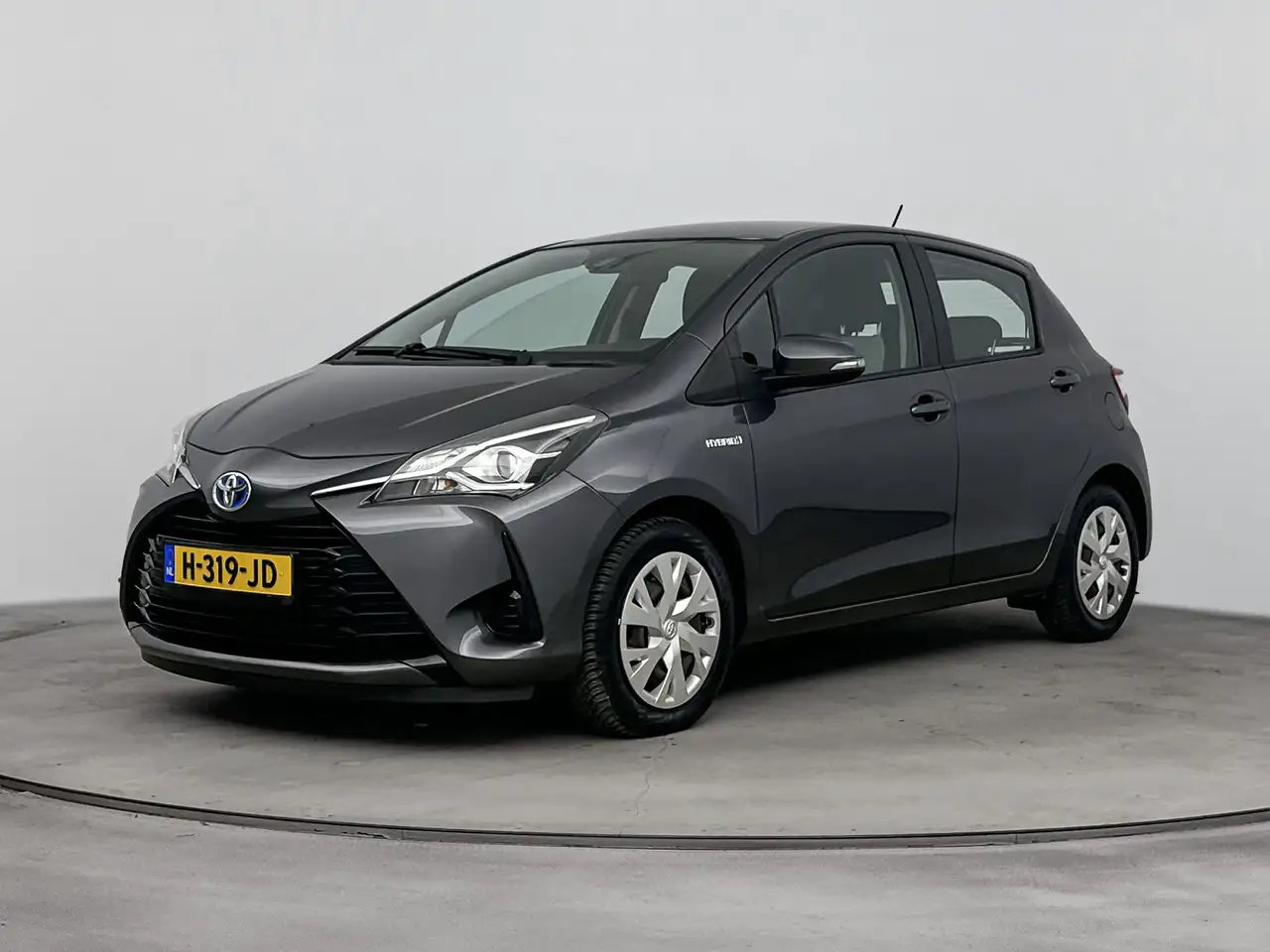 Toyota Yaris 1.5 Hybrid Active 31-8 is mee leseman — photo 1 of 34