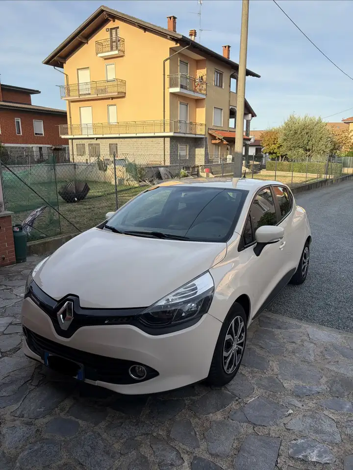 Renault Clio — photo 1 of 11