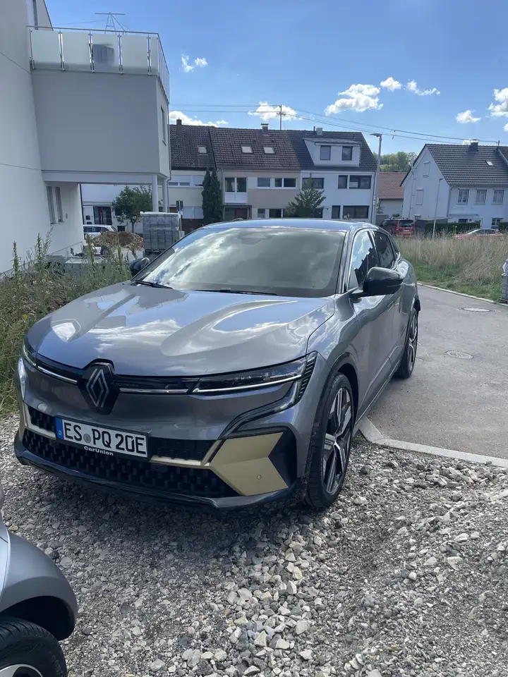 Renault Megane E-Tech 220 Comfort Range Iconic — photo 1 of 10