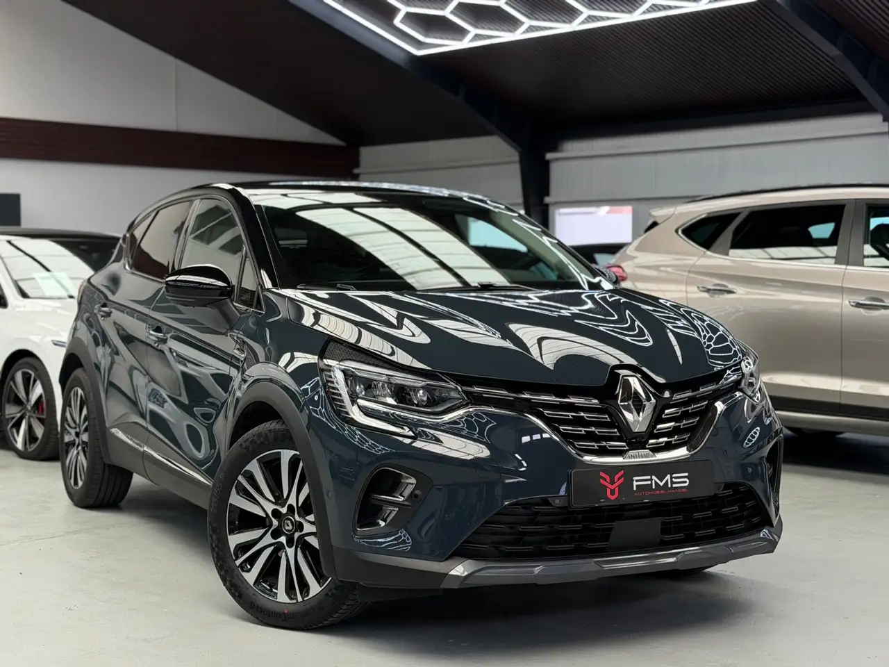 Renault Captur 1.6 E-Tech Plug-in Hybrid 160 Initiale Paris Camer — photo 1 of 40