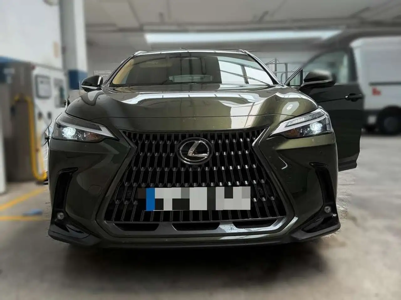 Lexus NX 450h+ Executive 4WD — photo 1 of 12