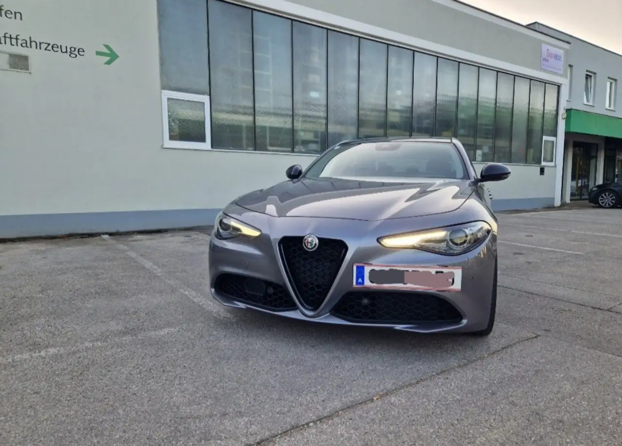 Alfa Romeo Giulia Super 2,2 180 AT RWD — photo 1 of 20