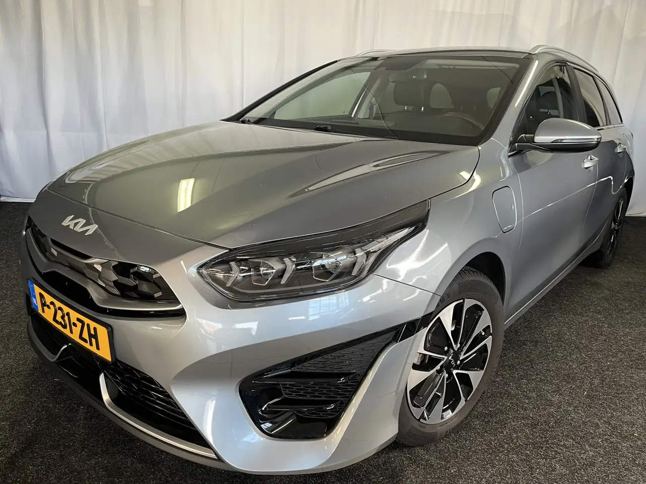 Kia Ceed SW / cee'd SW Sportswagon 1.6 GDI PHEV PLUG-IN DynamicPlusLine 1 — photo 1 of 40