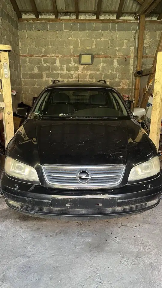 Opel Omega Omega Caravan 2.2 Edition 2000 — photo 1 of 3