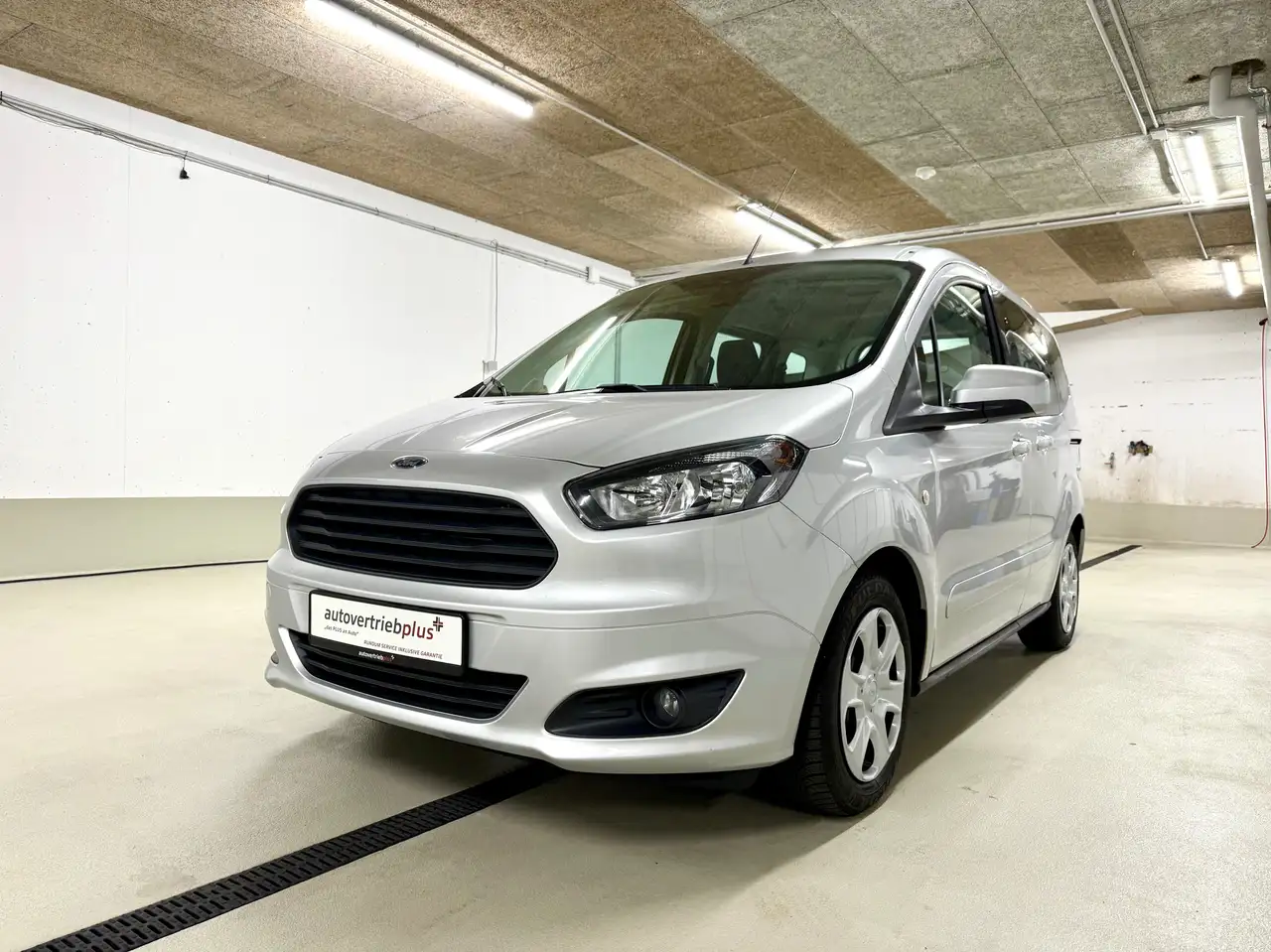 Ford Tourneo Courier Trend — photo 1 of 15