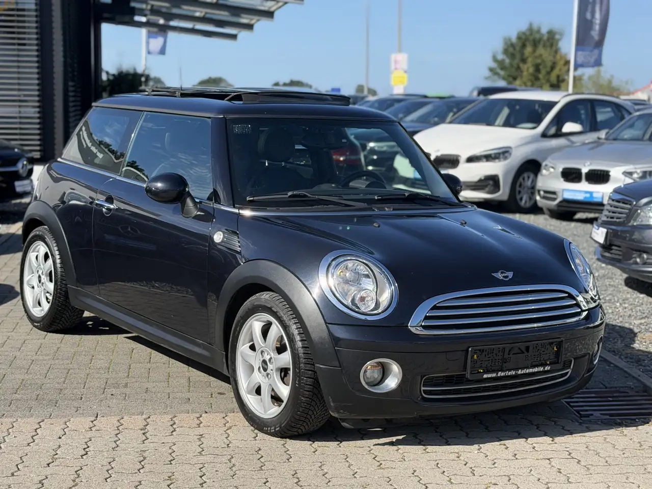 MINI Cooper Leder, Panorama, Allwetterreifen, Klima — photo 1 of 10