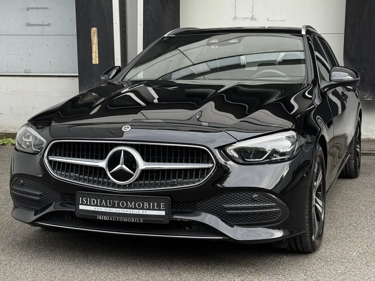 Mercedes-Benz C 220 D Avantgarde LED ACC MBUX Kamera Ambiente — photo 1 of 38