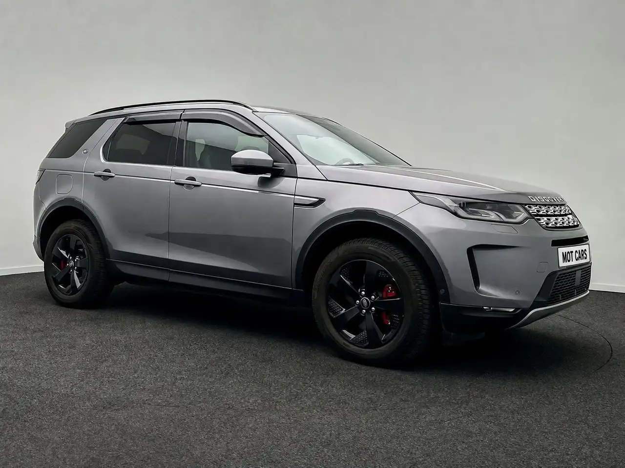 Land Rover Discovery Sport P300e SE — photo 1 of 20