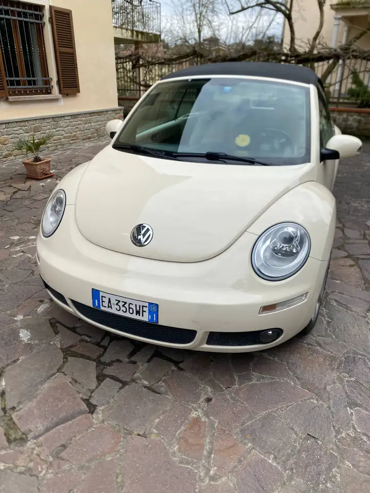 Volkswagen New Beetle — photo 1 of 8